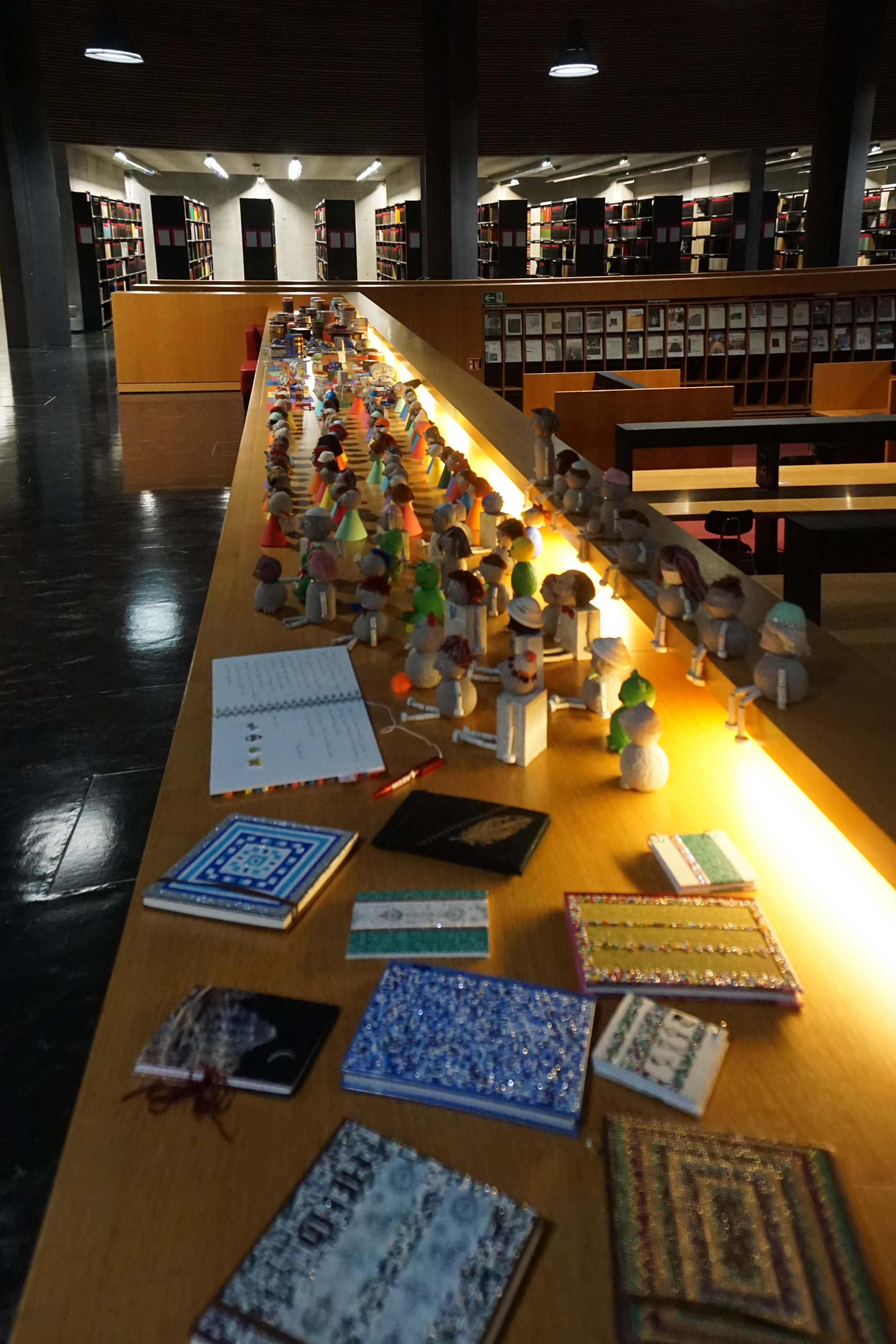 Überblick über die Ausstellung, die auf der Balustrade am Lesesaal der Zweigbibliothek Naturwissenschaften steht.