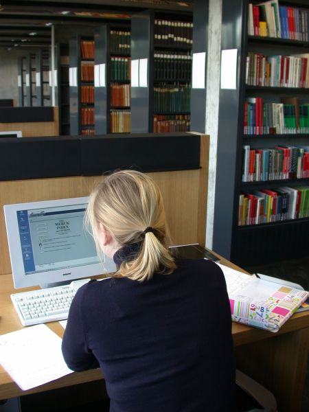 Eine Leserin schaut auf den Bildschirm des Rechners. Das geöffnete Programm ist der Merck-Index als CD-ROM-Datenbank